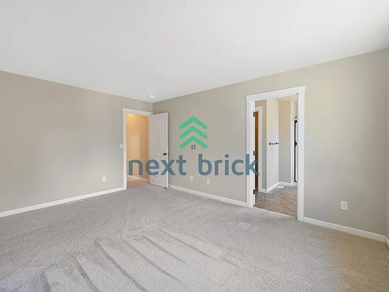 323 Graham Ave NE — Photo 8