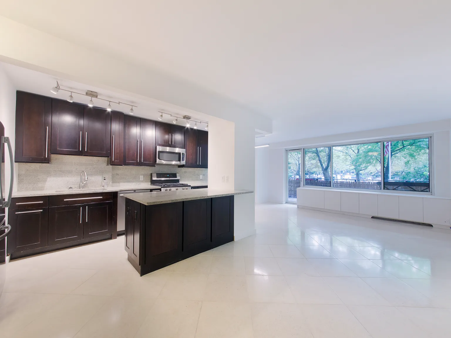 400 Central Park West — Photo 3