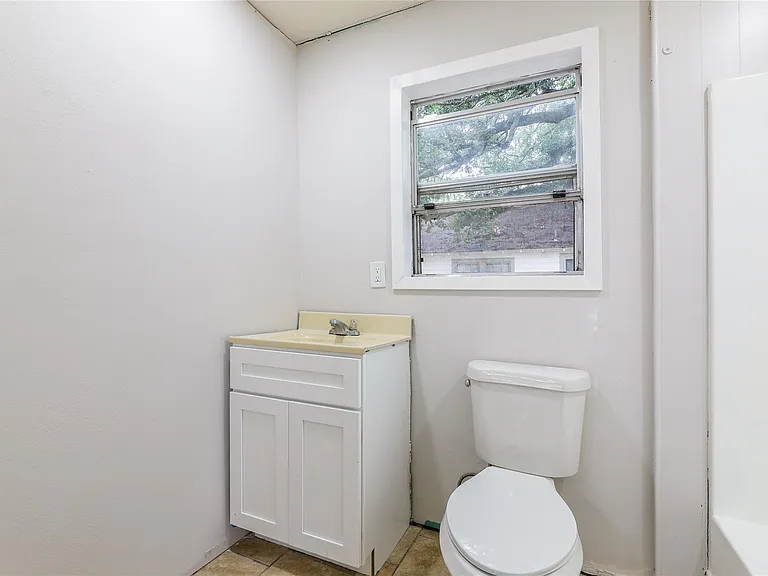 704 W Willis St — Photo 6