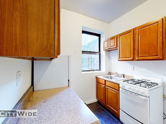4th image of 158 E 82nd St #5E