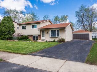 243 Meadowbrook Dr, Bolingbrook, IL 60440