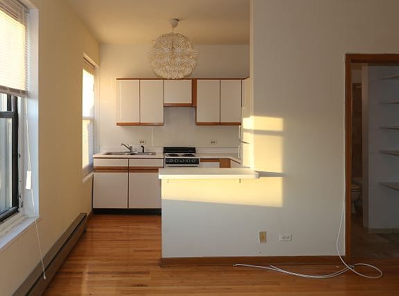 4th image of 635 W Barry Ave APT 406