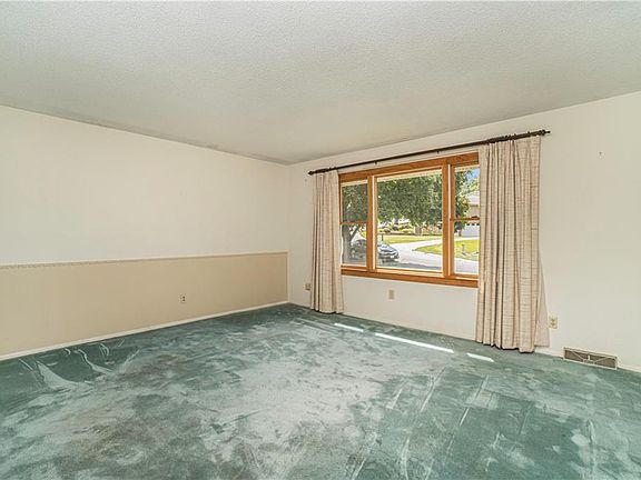 5th image of 27 N Carriage Dr