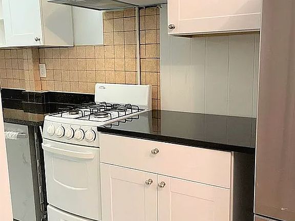 4th image of 851 Lexington Ave #3R