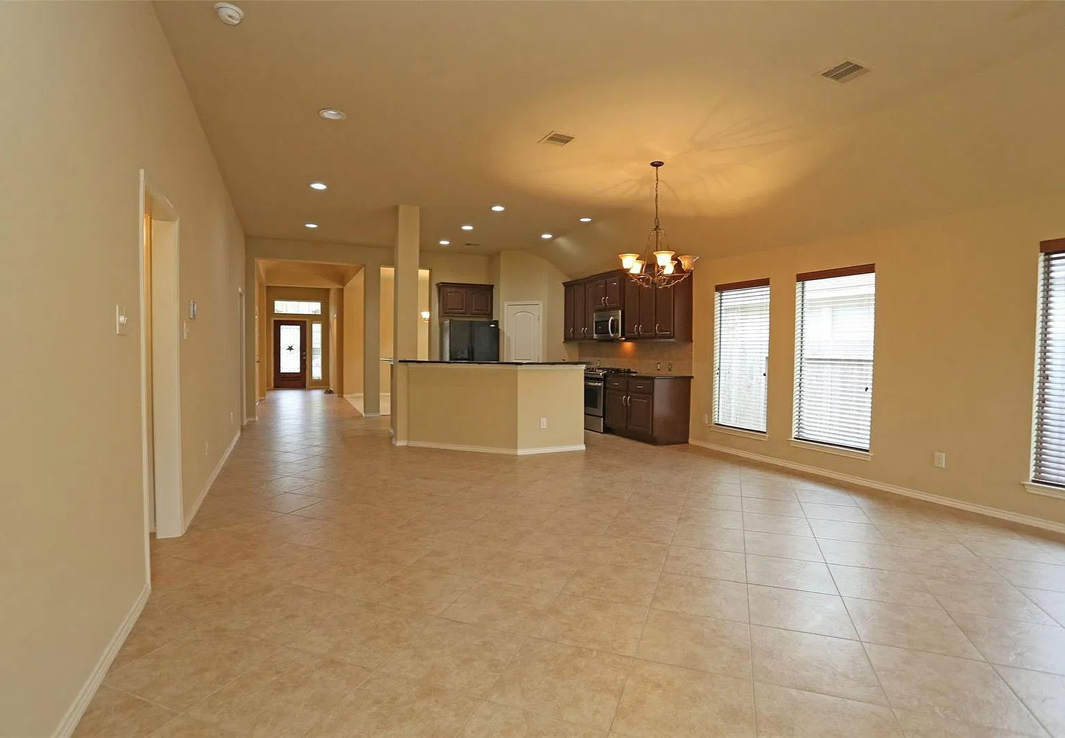 4 bed, 2.0 bath, 2339 sqft, $2,535 — Photo 4