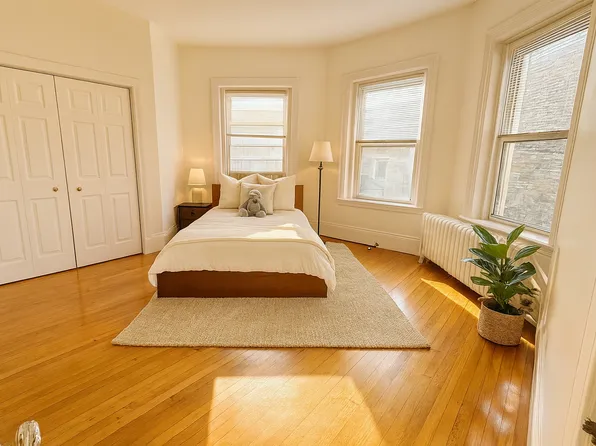 369 Tappan St APT 12, Brookline, MA 02445