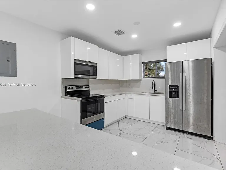 4530 SW 25th St — Photo 4
