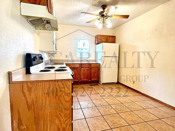 5th image of 110 E Jenkins St