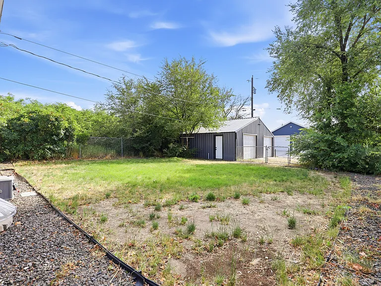 4714 N Elm St — Photo 42