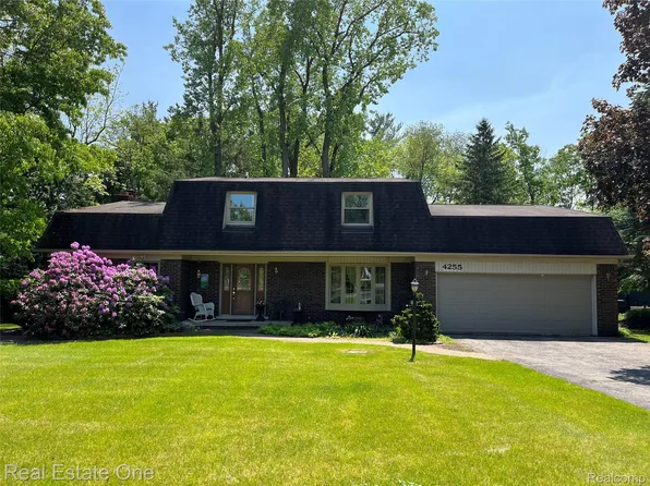 4255 Petrel Ct, Highland, MI 48357