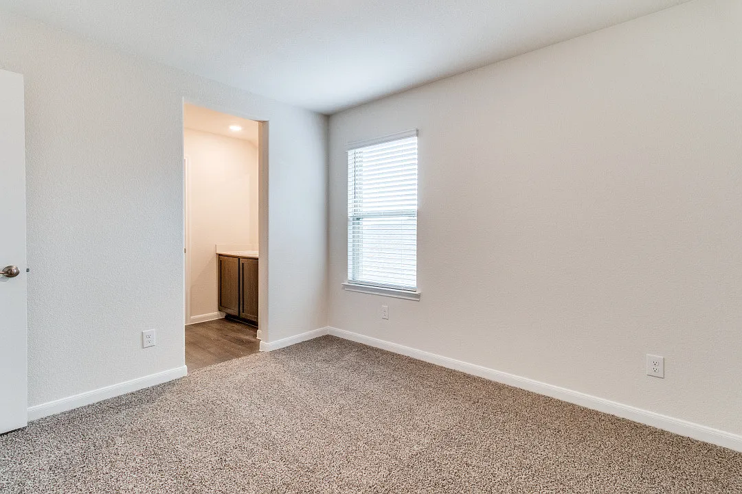 3905 Oak Creek Cir — Photo 4