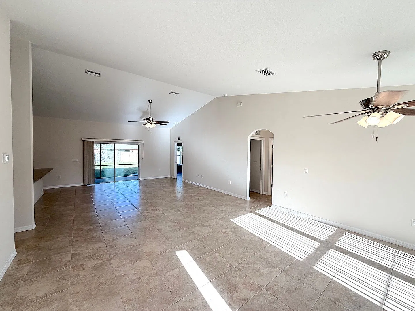 Spacious 4 Bed 2.5 Bath Home w Fully Fenced Yard for Rent! — Photo 4