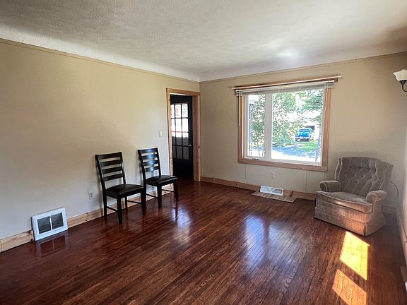 4th image of 624 Cedar St