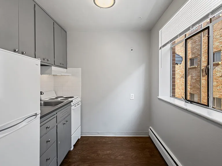 Admiral Apartments — Photo 20