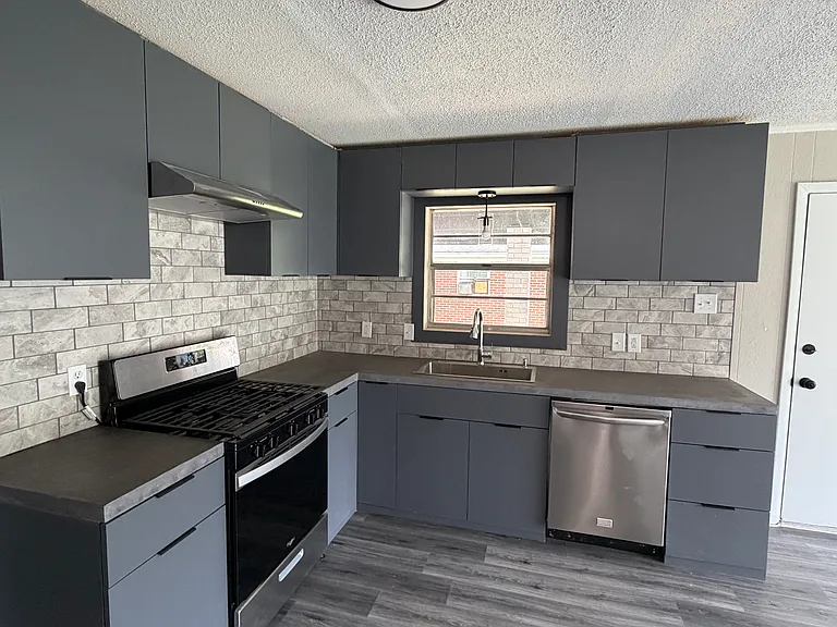 409 W 21st St — Photo 8