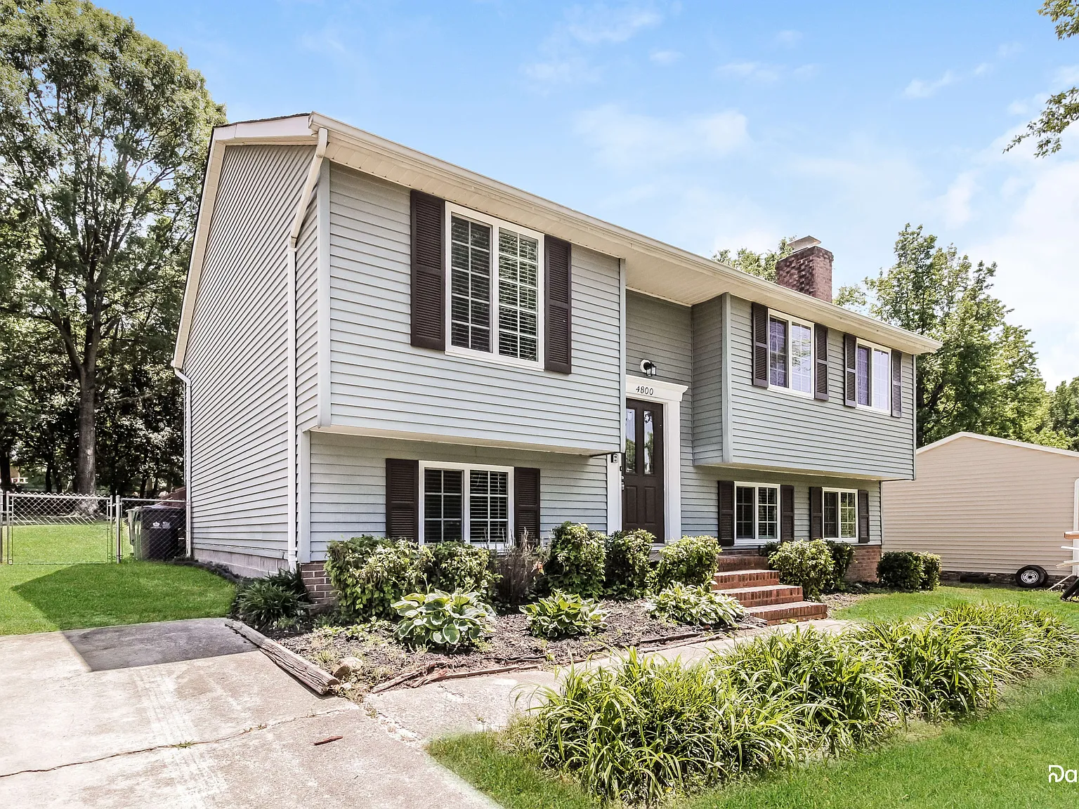 4 bed, 2.0 bath, 1733 sqft, $2,340 — Photo 3