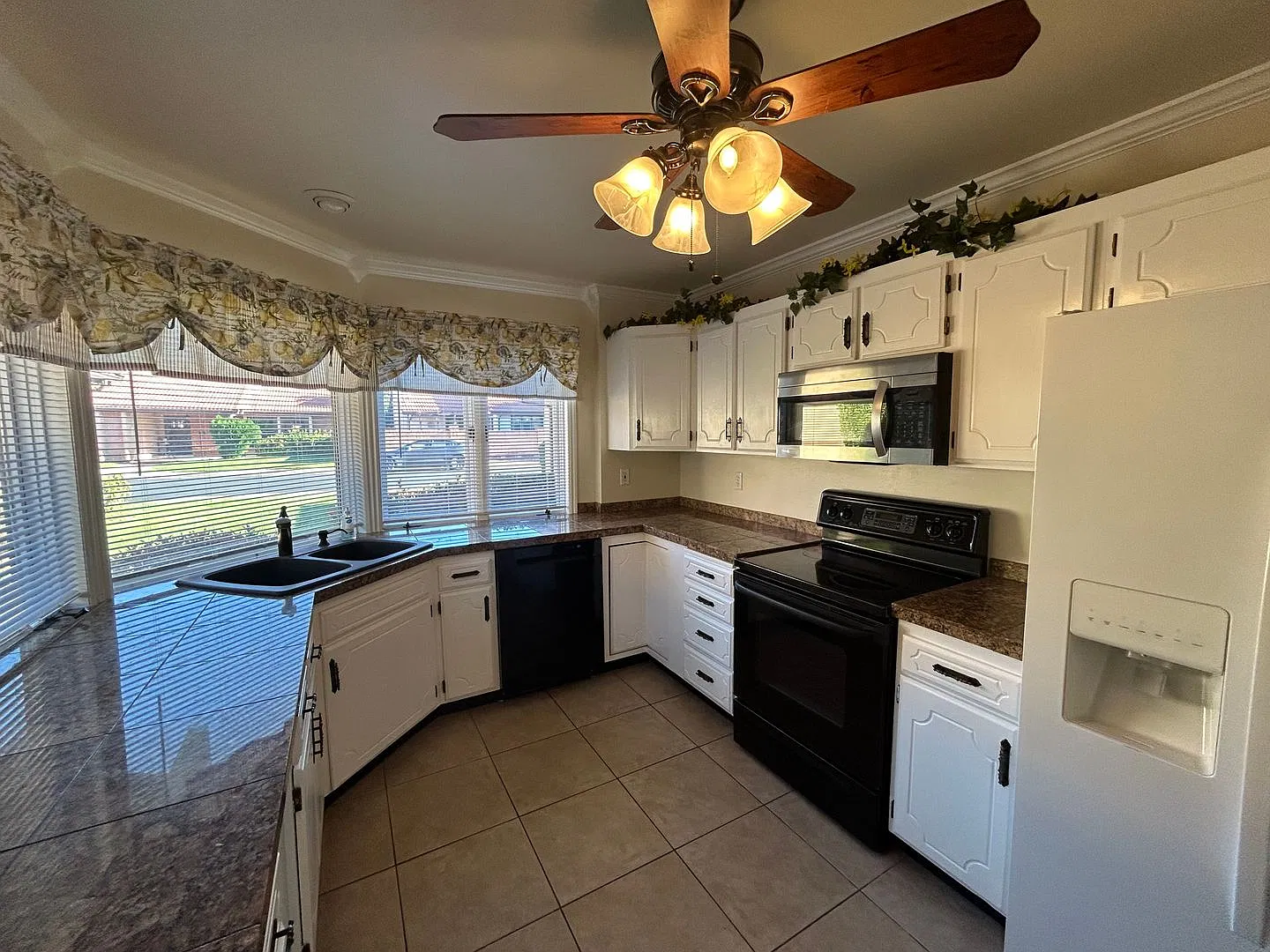 3 Bed, 2 Bath, 2 Car Garage, plus Sunroom! — Photo 3