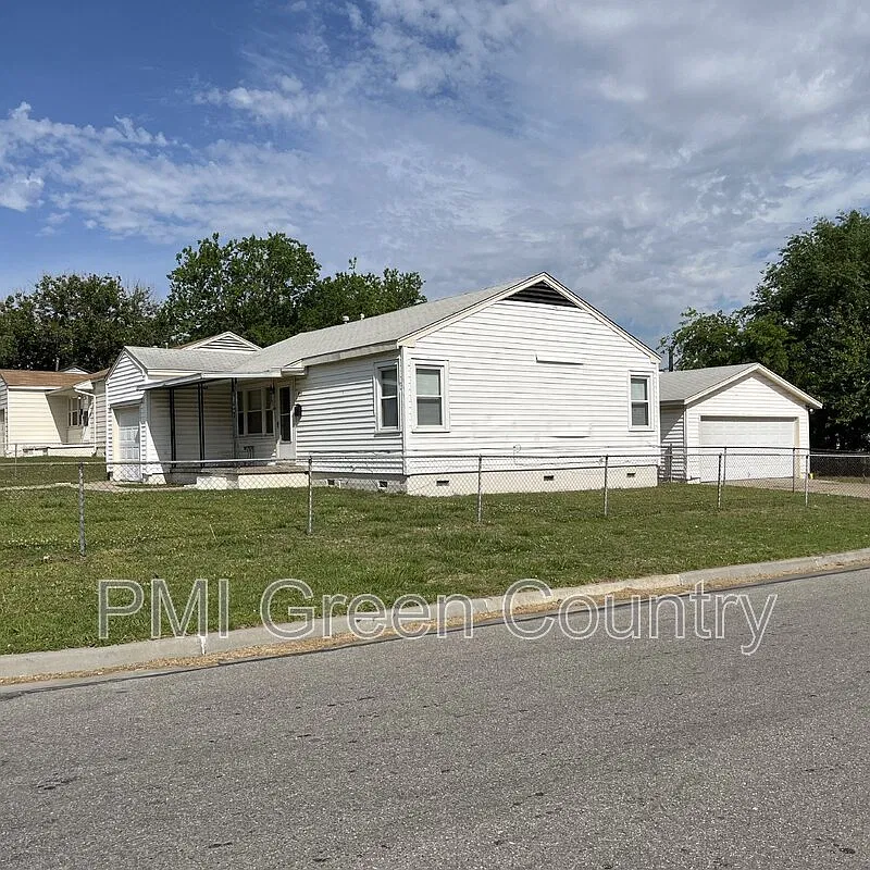 3 bed, 1.0 bath, 890 sqft, $1,145 — Photo 2