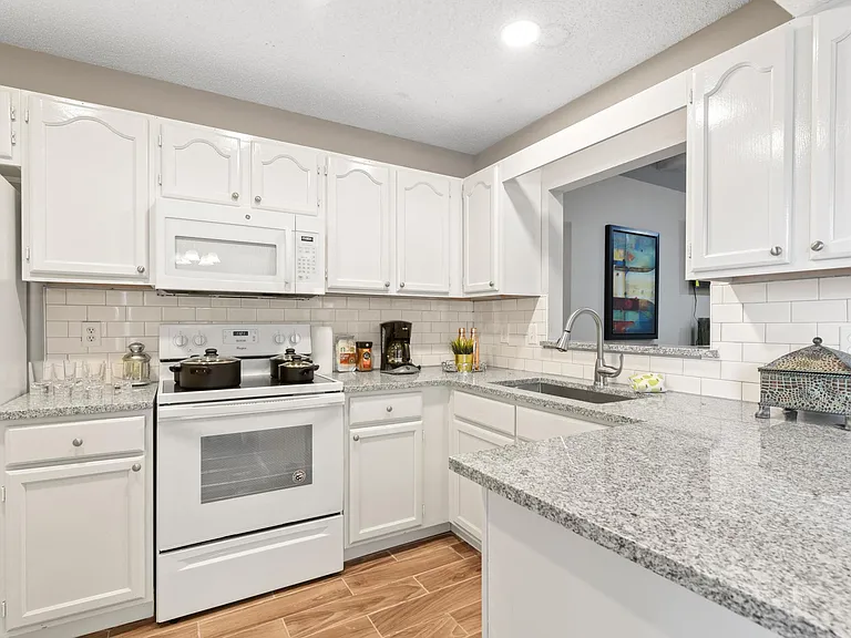 11530 Sweetwater Oaks Dr W — Photo 5