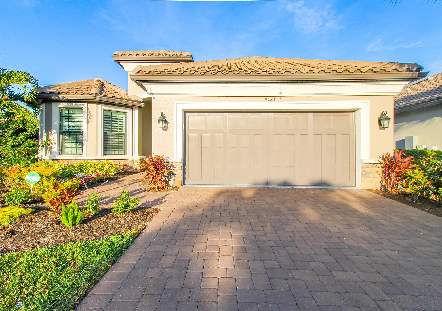 ** Stunning 3-Bedroom + Den, 3-Bathroom Heated Pool & Spa Home With Golf Transfer To Esplanade Go... — Photo 3