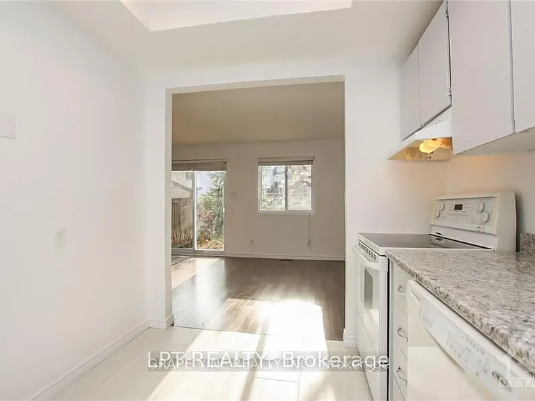 121 Erin Cres — Photo 12