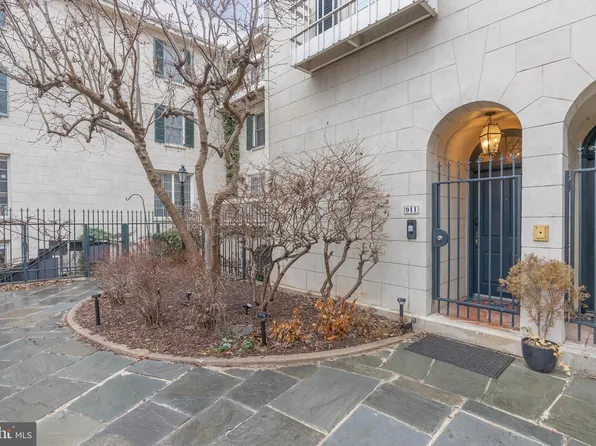 911 Bonaparte Ct, Philadelphia, PA 19107