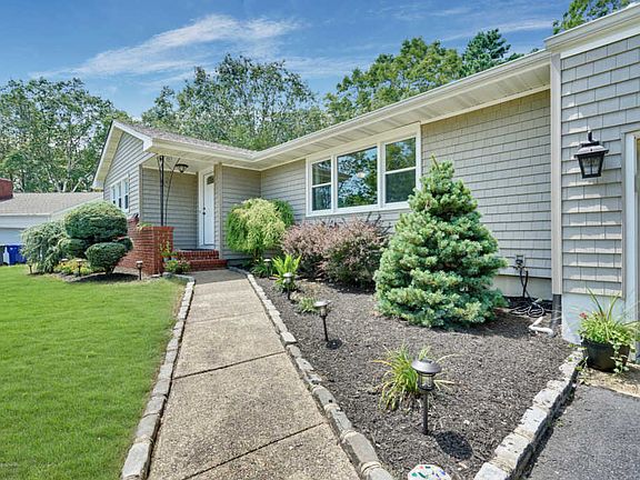 3rd image of 66 Yorkshire Dr