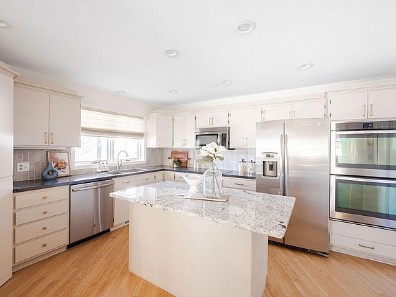 2nd image of 1148 Hollybrook Dr
