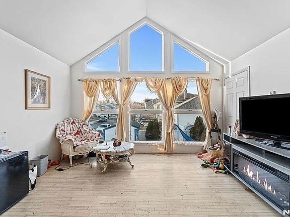 5th image of 40 Valley Ct