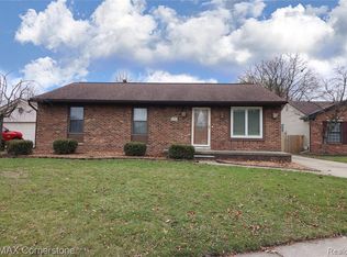 41682 Amberly Dr, Clinton Township, MI