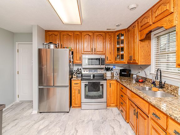 4th image of 330 Village Dr