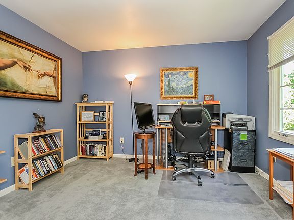 3rd image of 302 Chestnut Dr Unit 302