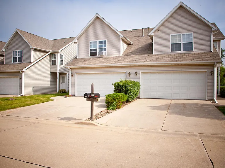 1204 Riviera Dr — Photo 1