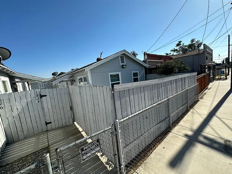1824 Mentone Blvd #1 — Photo 11