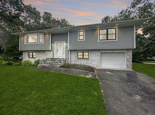 7 Mill Pond Rd, Hampton Bays, NY 11946