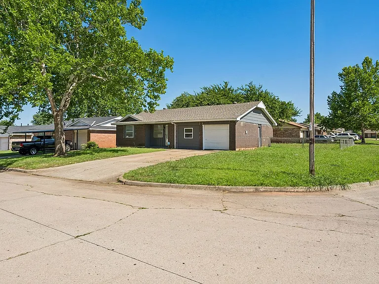 4008 SE 46th St — Photo 2
