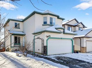 30 N Tuscarora Way NW, Calgary, AB T3L 2H1