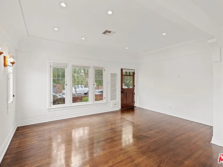 228 Rennie Ave — Photo 9
