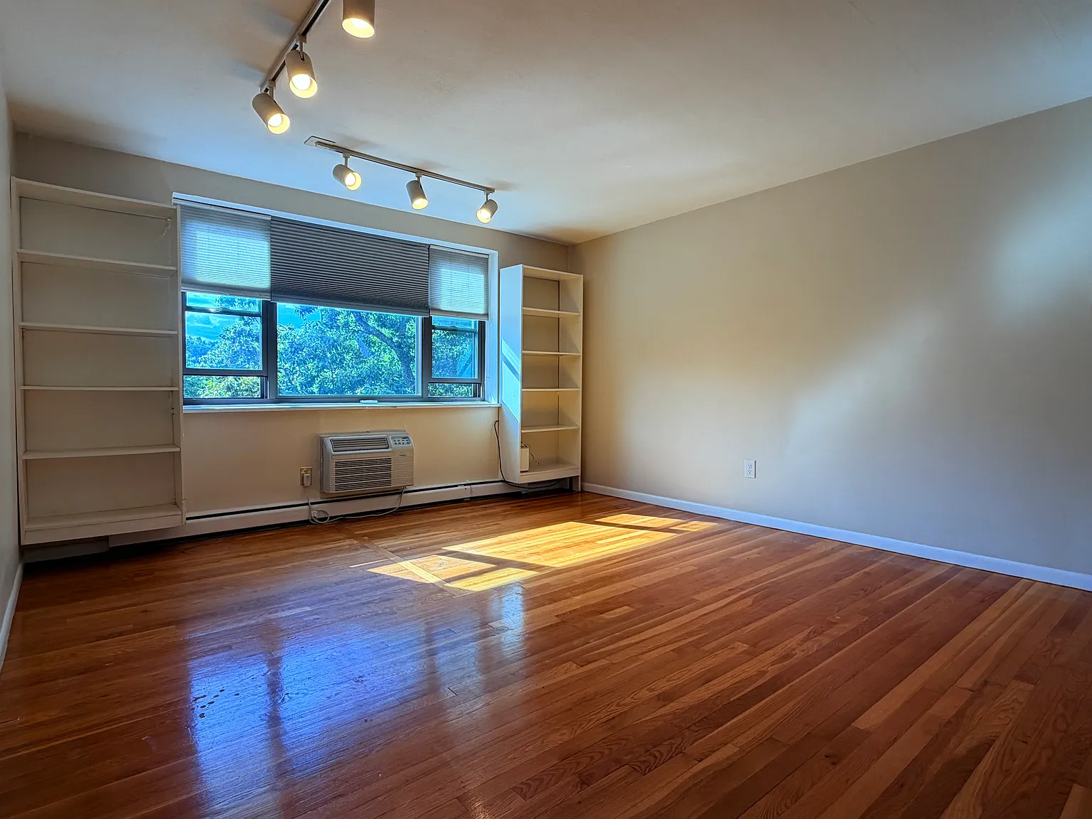 2 bed, 714 sqft, $2,900 — Photo 2