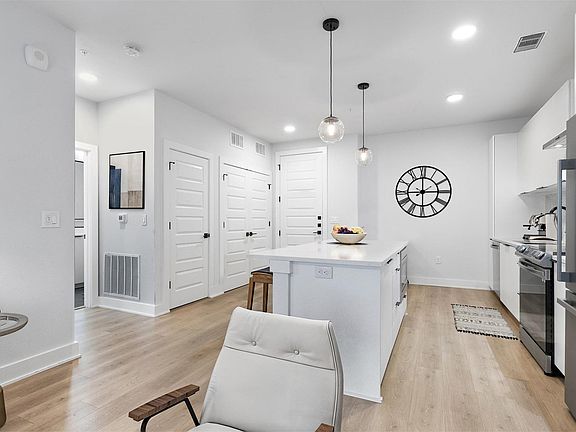 5th image of 2500 Longview St #418