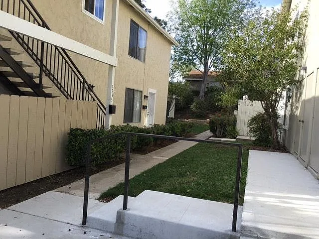 2 bed, 1.5 bath, 882 sqft, $2,995 — Photo 2