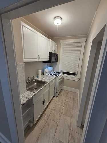 1441 Pleasant St Photo 1