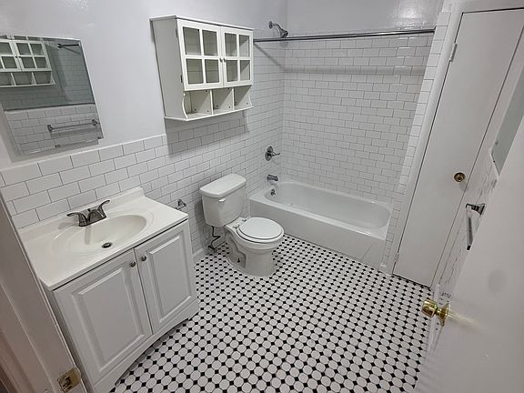 4th image of 2728 Henry Hudson Pkwy E #A1