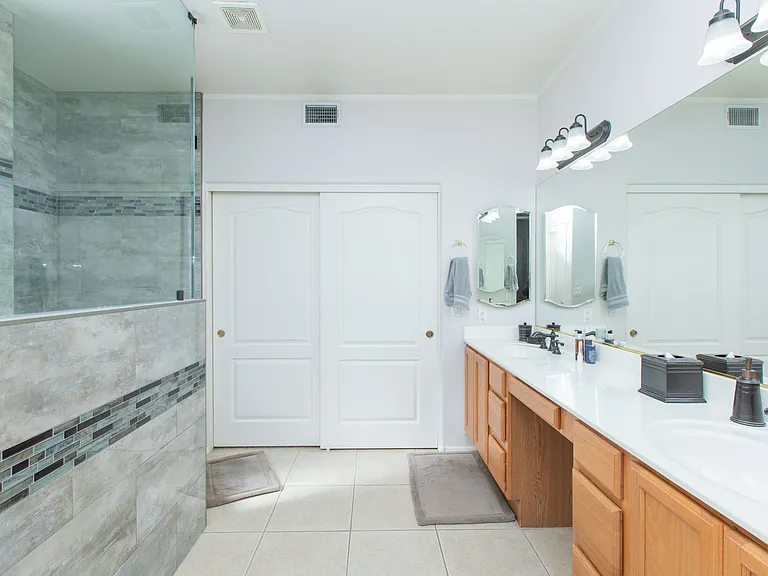 Primary/master bathroom