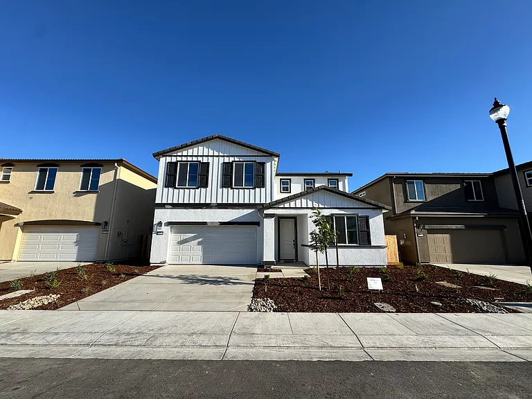 2516 Golden Bear St — Photo 1