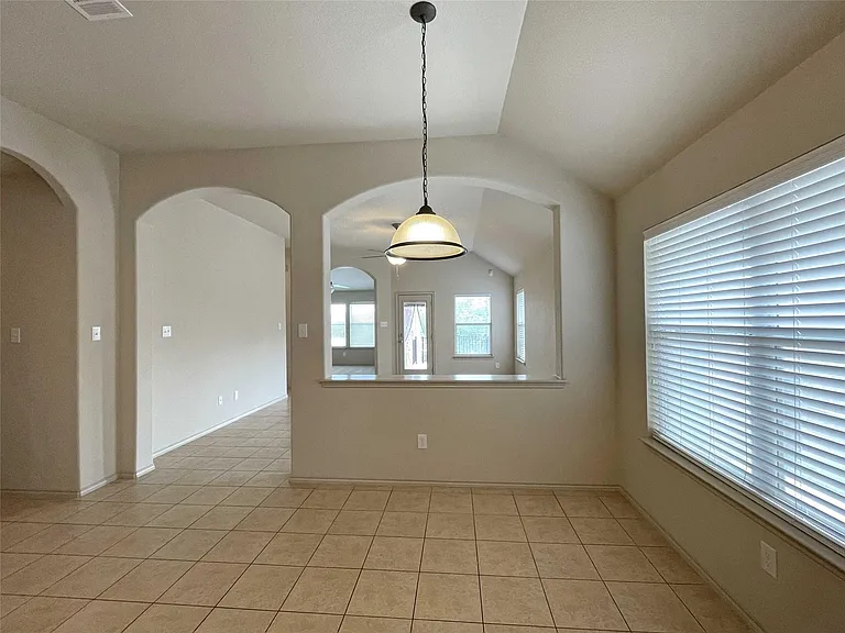524 Cameron Cv — Photo 12