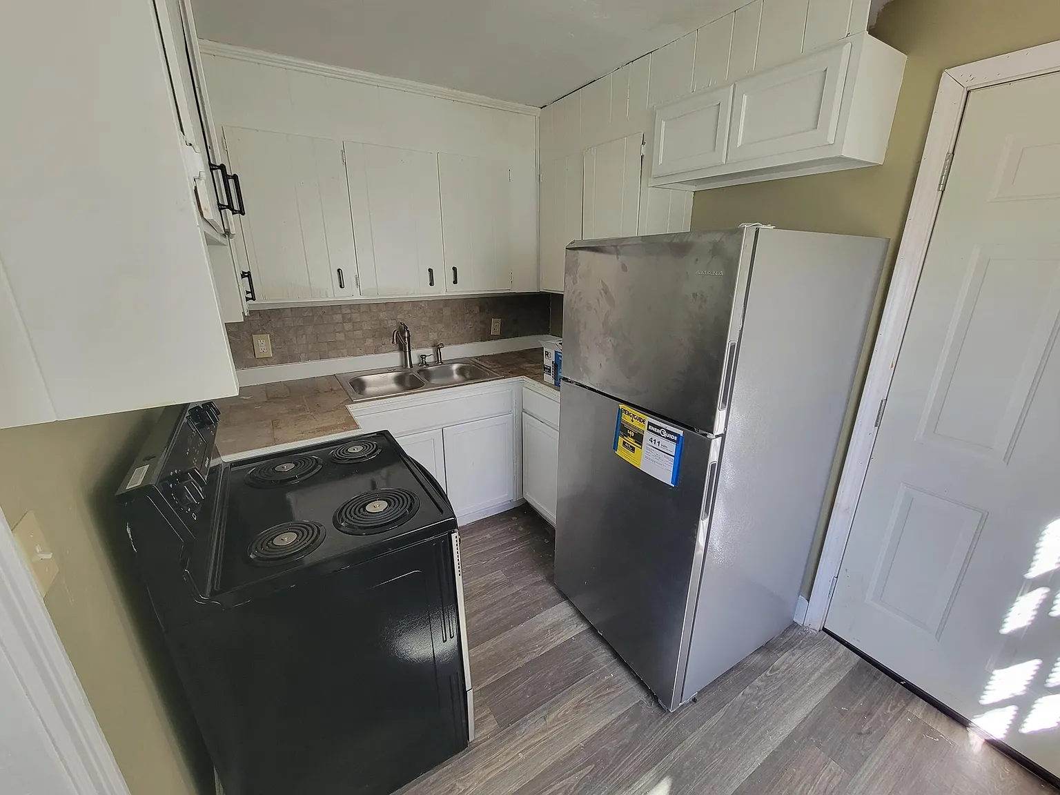3 bed, 1.0 bath, 964 sqft, $1,325 — Photo 3