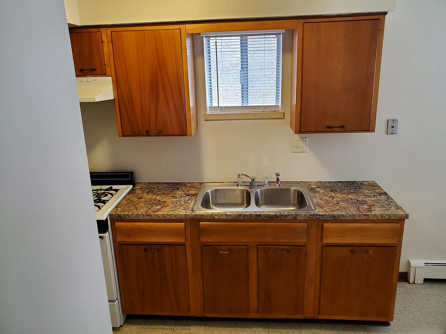 1 bed, 750 sqft, $1,150 — Photo 2