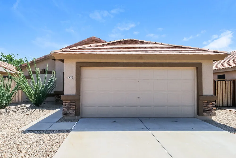 3 bed, 2.0 bath, 1330 sqft, $2,085 — Photo 1