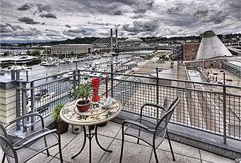 close to world class museums and moorage